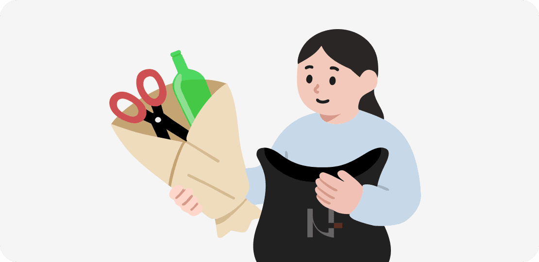 깨진 유리병과 가위를 신문지로 감싸 배출하는 모습